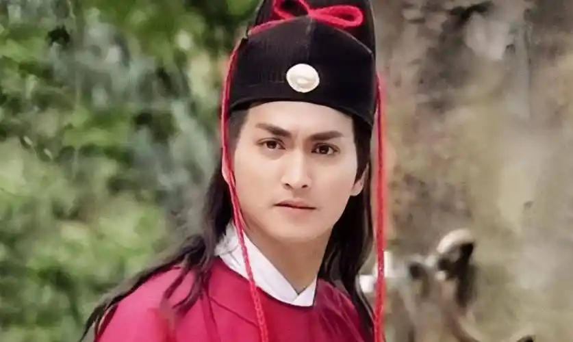 62岁展昭何家劲晒近照!