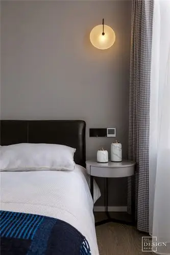 卧室床头柜2装修效果图现代婚房次卧壁灯设计