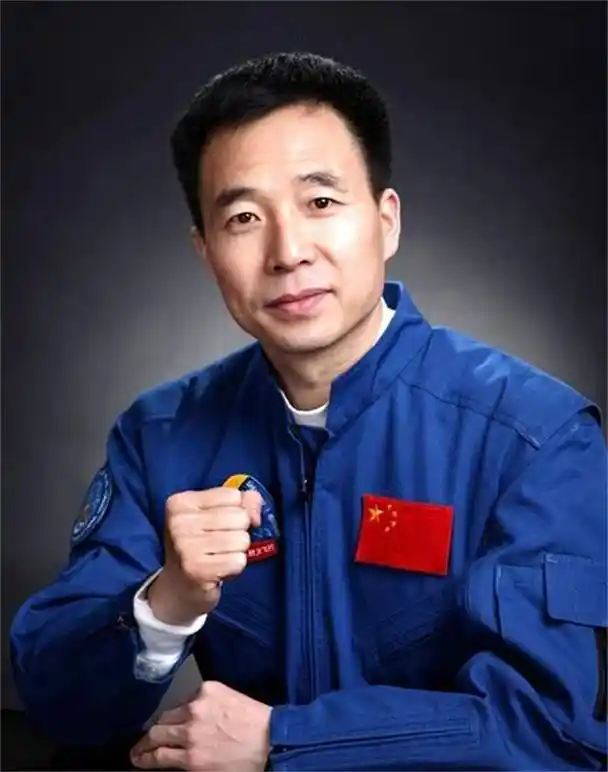 航天英雄景海鹏第一位担任副军长的航天员如今什么待遇