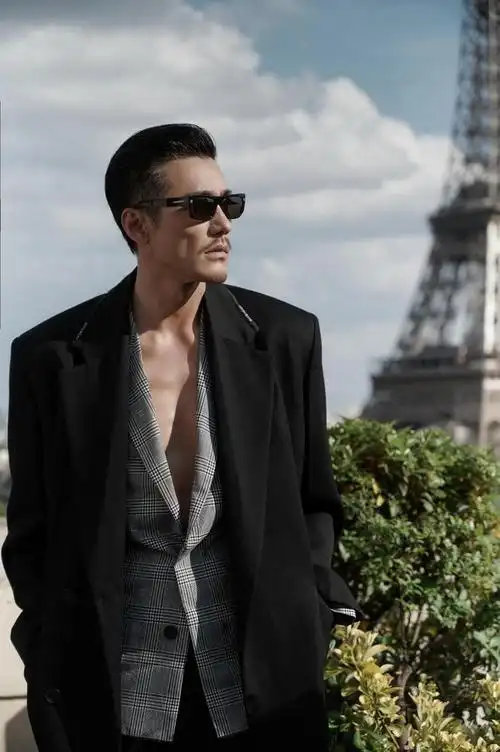 胡兵受邀出席纪梵希2024春夏大秀52岁生图超绝惊艳众人