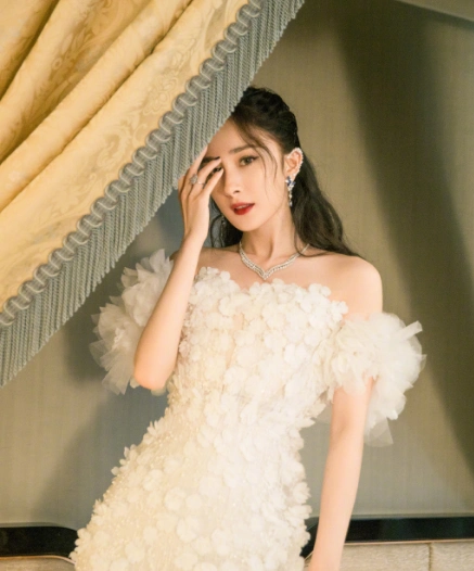 杨幂穿抹胸蕾丝长裙仙气十足 气质甜美天鹅颈迷人