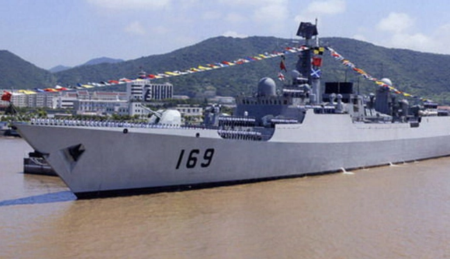 20世纪90年代,这款被称为052b型的新型驱逐舰,北约代号:旅洋i级