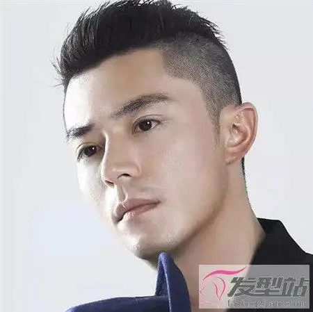 男生两边剃掉中间留长铲青头发型最显男生帅气阳光