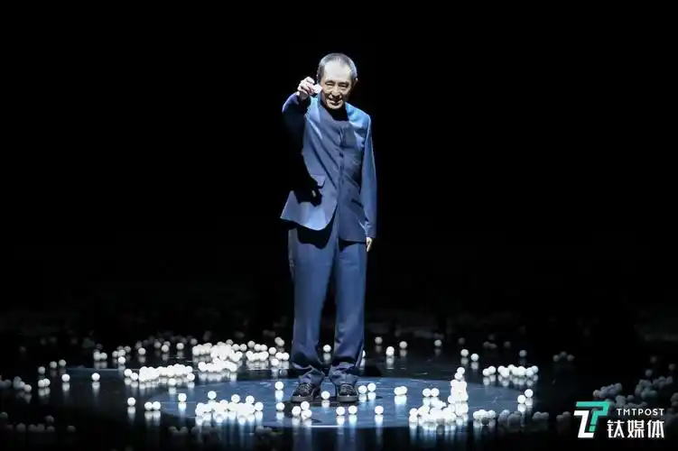 张艺谋导演在表演结束后谢幕