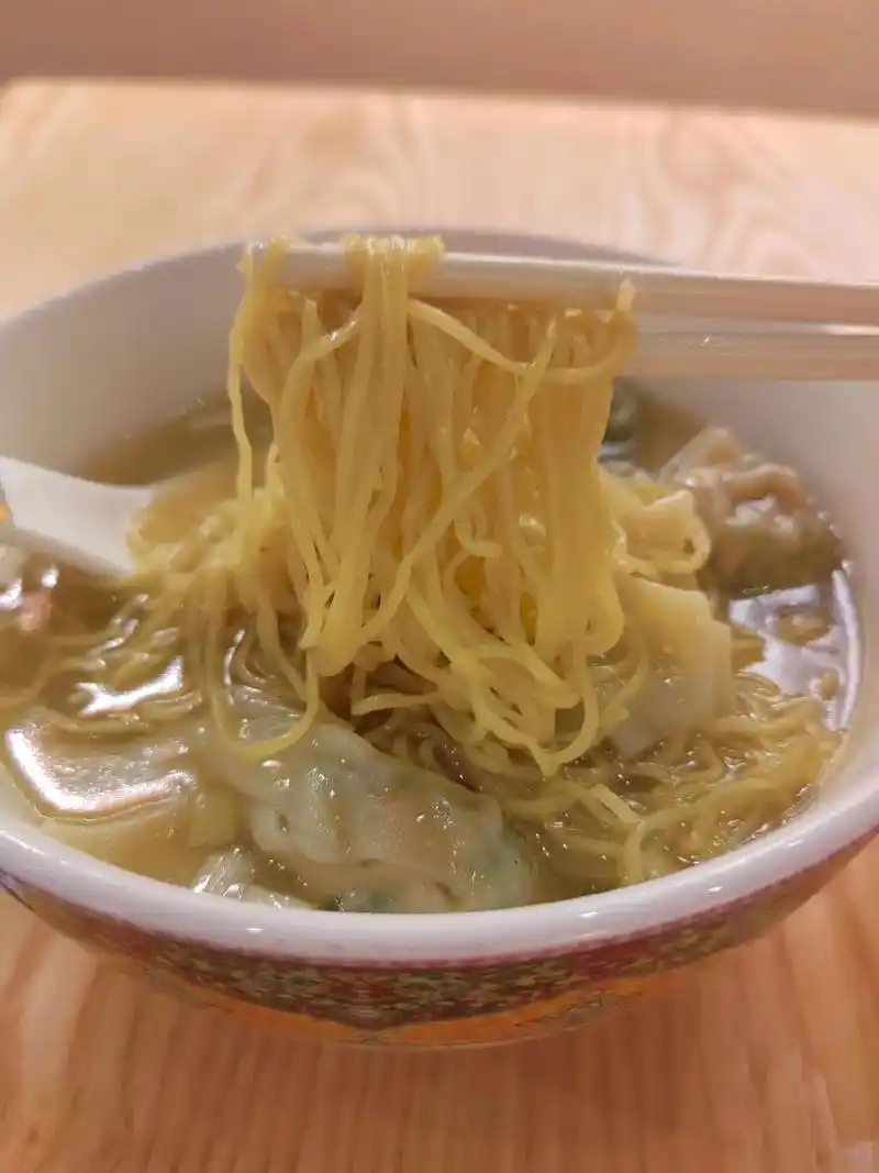 这是一间连锁云吞面店,叫做常平竹升云吞面店 - 抖音