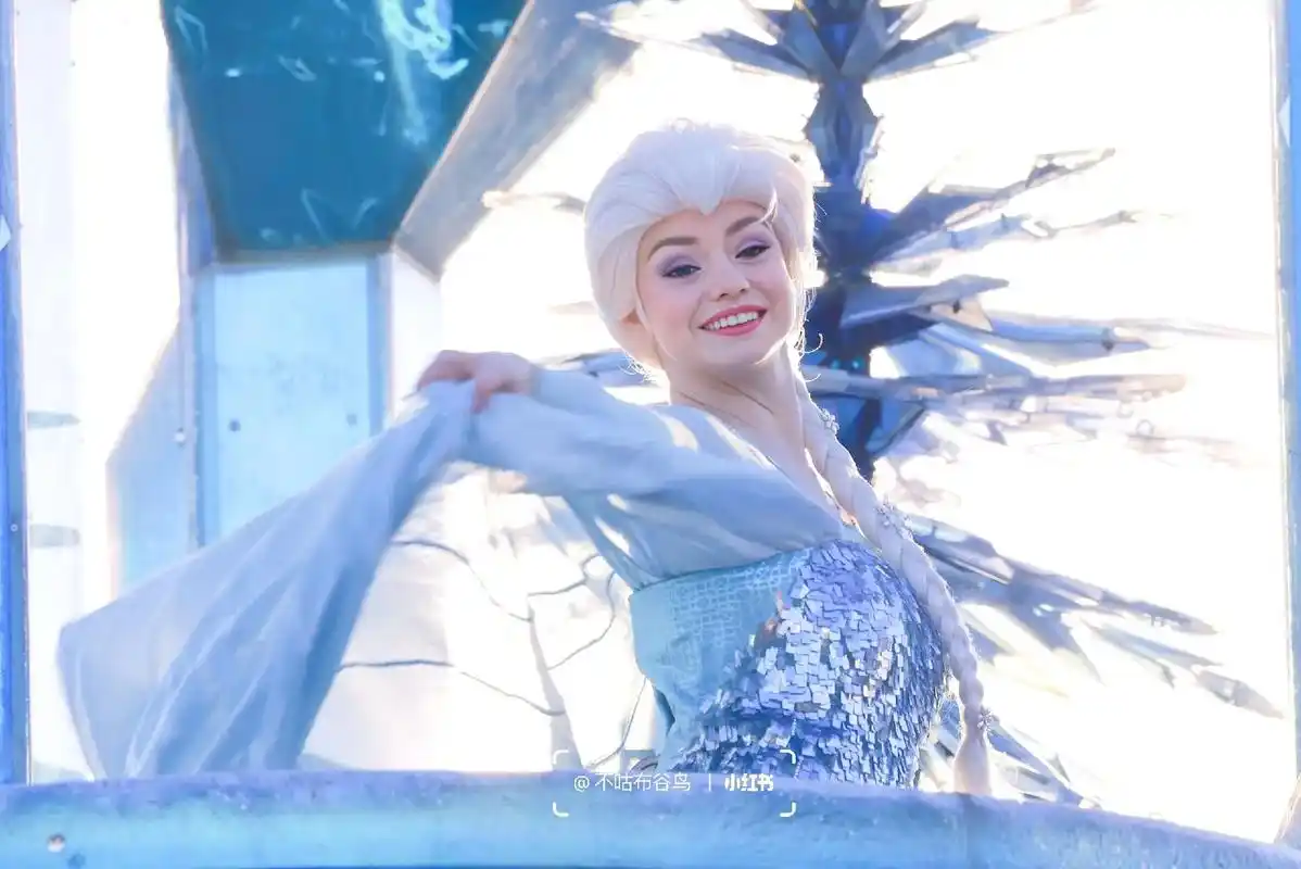 上海迪士尼 #艾莎 #花车巡游 #冰雪奇缘 - 抖音