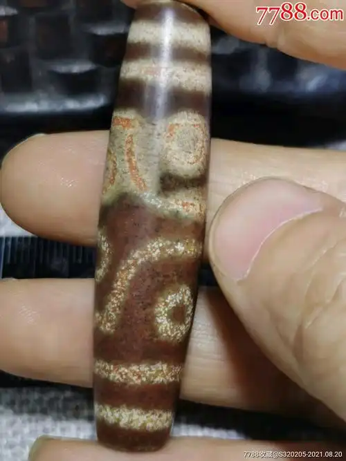 藏传满沁色红朱砂天珠