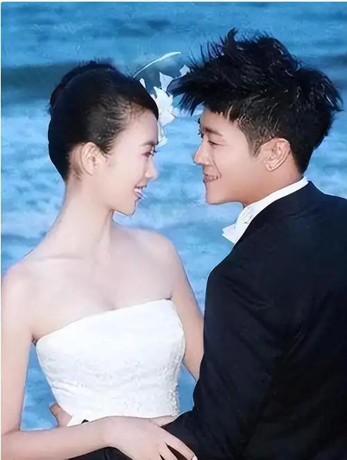 亲妈是导演干妈是导演20年都捧不红他却在娶妻改名后火了