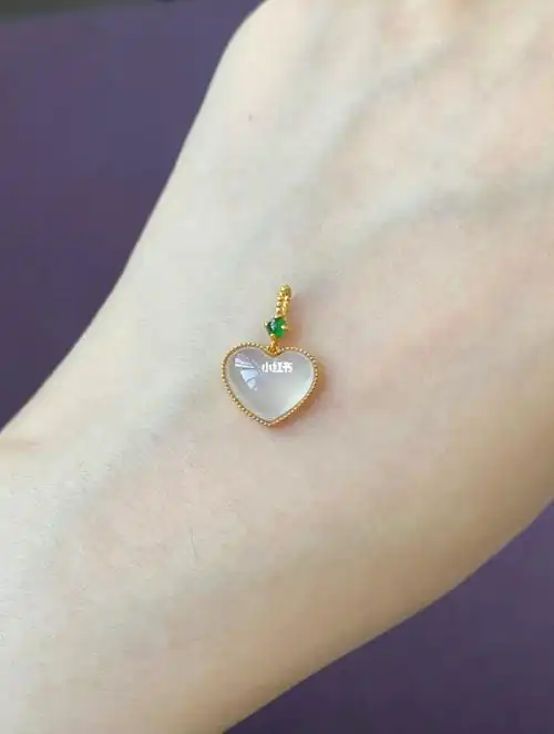 翡翠白冰爱心吊坠