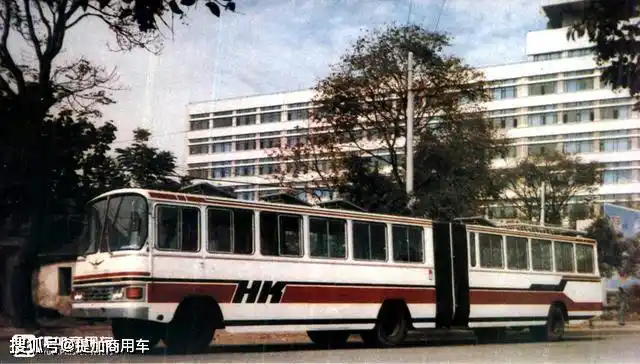 带您回忆80年代我国的公路铰接车坐过这些车的孩子都上小学了