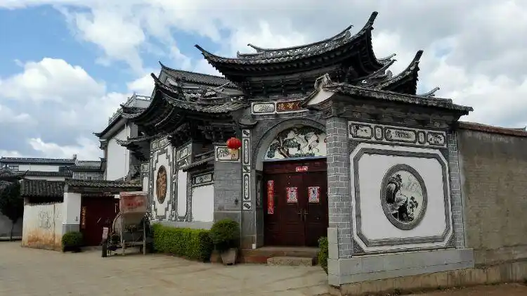 大理市挖色镇白族民居大门.