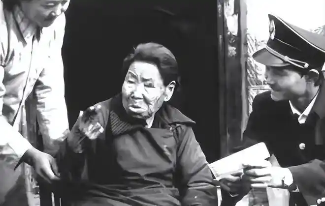 沂蒙红嫂明德英用乳汁救活小八路建国后他成大官如何报恩