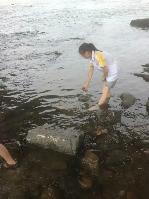 女生到河里,赤脚也不在话下,当然,一定要细心,小心,耐心,才能干好活.