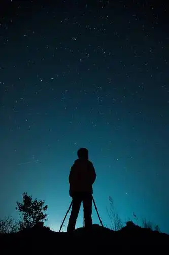 当孤独醉于她扬起的嘴角,也笑一笑自己在劫难逃