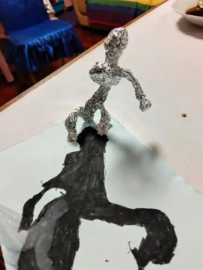 一个小小的创意-影子作品 百分之百原创 锡纸捏成的小人 用手 - 抖音