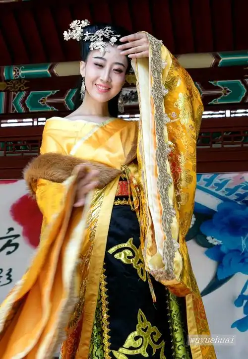 宫廷女子装束一撇 . 秀