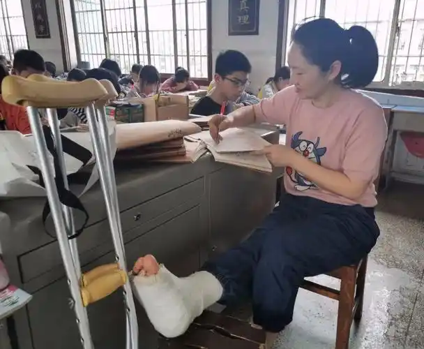 暖哭了!武冈这位美女老师拄着拐杖给学生上课