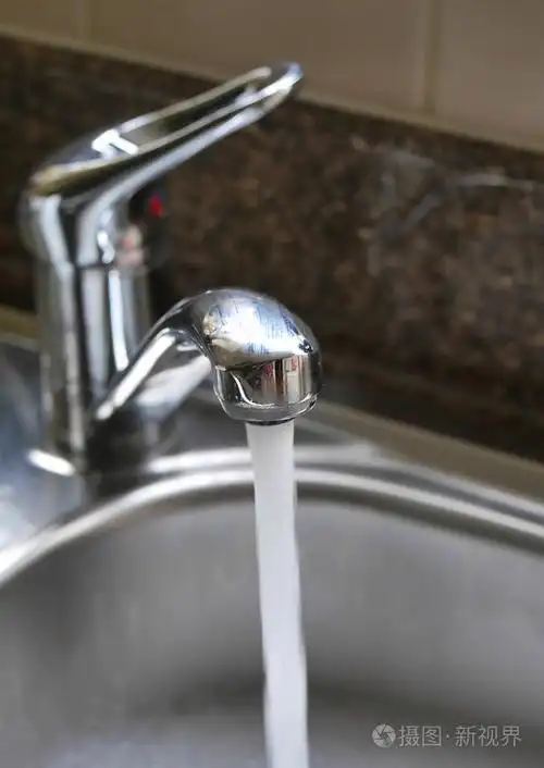 从水龙头流出的水