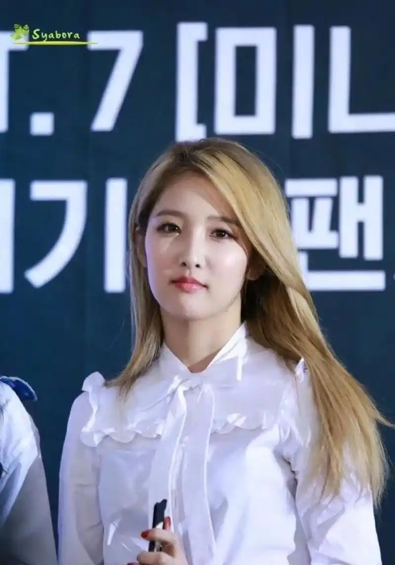 美貌动人,气质出众的南智贤