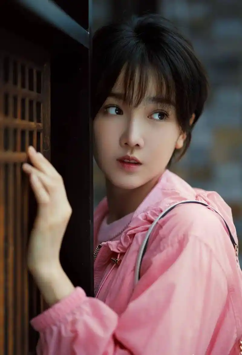 如果和陈小纭一样,长相都属于甜美可爱类型的小仙女,可以试试同款短发