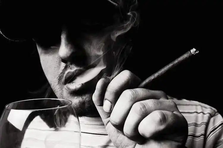 西方人,脸,头,脸颊,一个人,横图,黑白,室内,白天,正面,杯子,香烟,欧洲