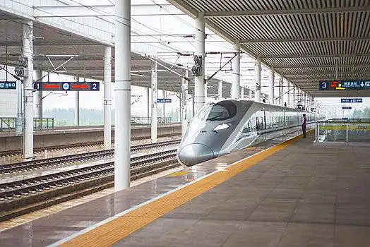 一列高铁列车正在驶入站台