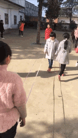 小心就火了最近一位大哥跳皮筋的短视频还记得当年跳皮筋时唱的歌谣吗