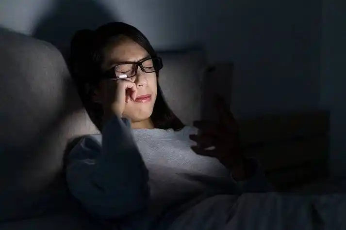 总喜欢在睡前玩手机的人,不用多久,有可能会"落下"4个毛病_辐射_眼睛