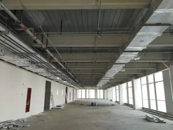 未安装吊顶的空调风管