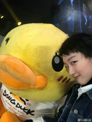 周冬雨晒生日自拍照 与小黄鸭一起可爱卖萌