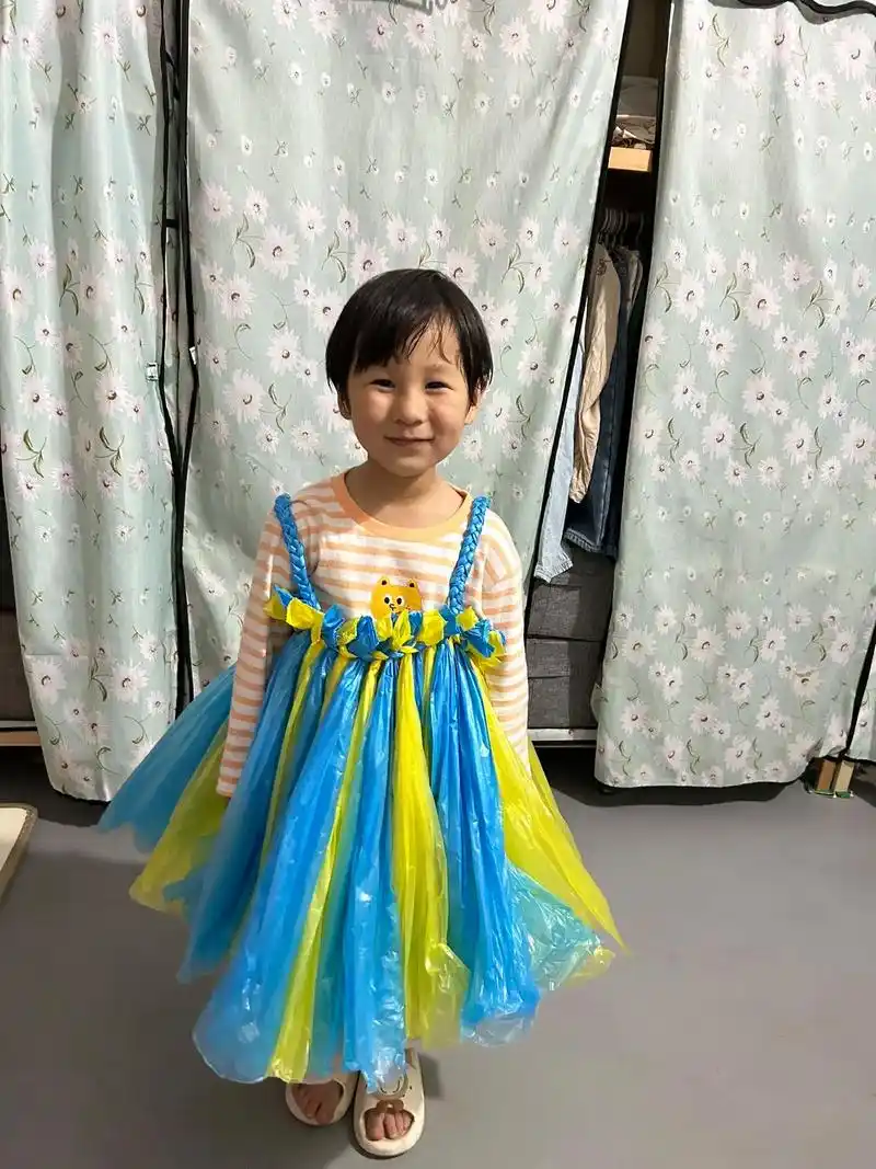 环保服装 #幼儿园手工衣服制作 愿你每天都自信满满,开心快 - 抖音