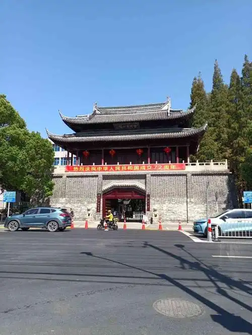 云间第一楼-"方塔园的斜对面,松江二中的大门口,比较显.