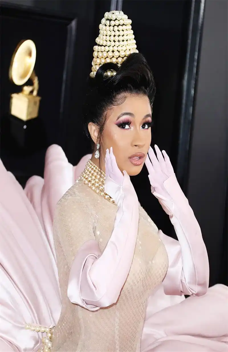 着装大胆,变化多端,说唱巨星卡迪·b的造型比她的音乐还丰富