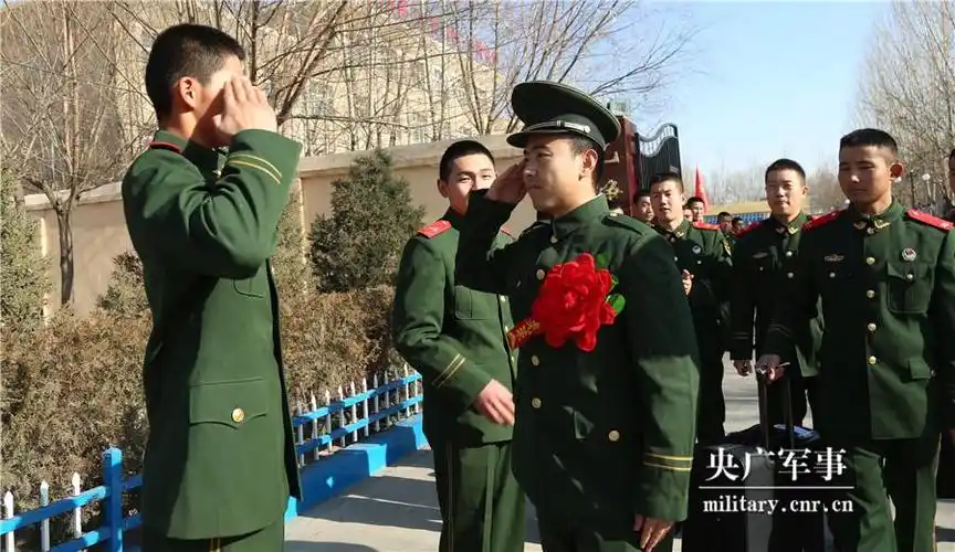 武警宁夏总队石嘴山支队退伍老兵告别军营
