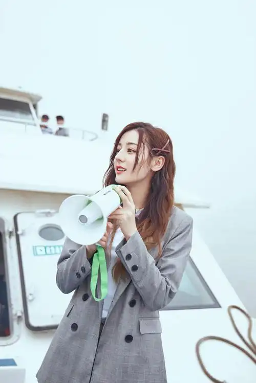 迪丽热巴穿西装亮相《极限挑战》 别可爱发卡又飒又萌