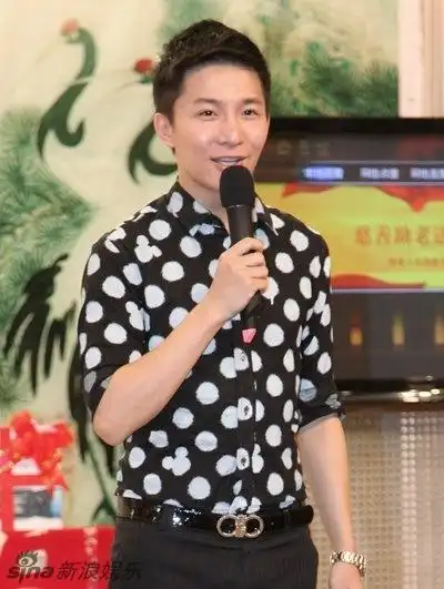 组图:主持人边策坠楼身亡 生活私照曝光人缘好_高清图集_新浪网