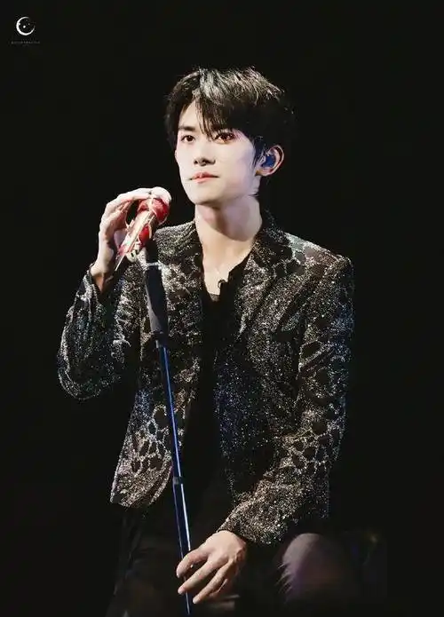 易烊千玺胡先煦李兰迪期末合照曝光,美女如云,胡先煦的手亮了!