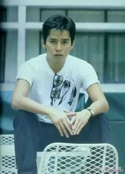 各位有好看的谭咏麟年轻时的靓照推荐吗