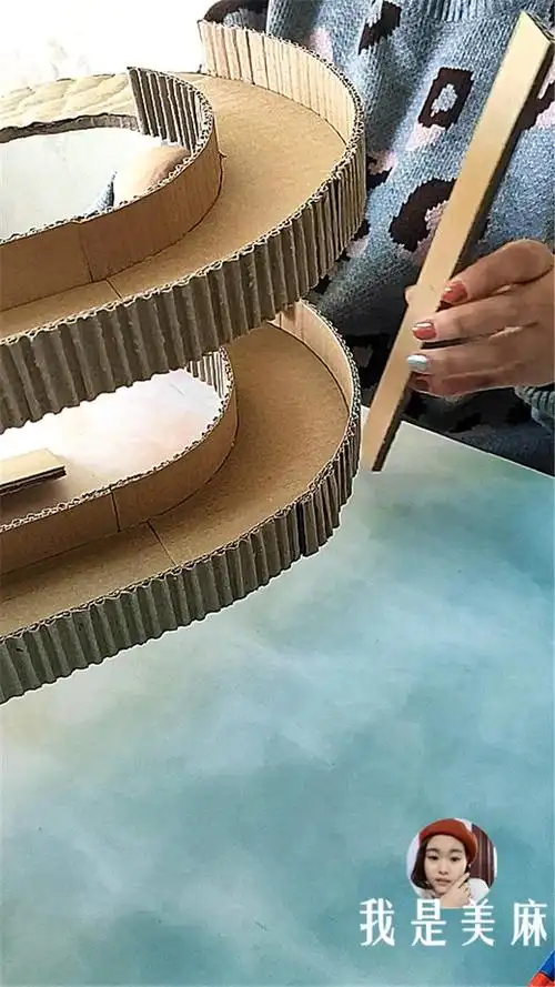 用废纸箱做手工机器人用废纸箱制作玩具车轨道三层车道真霸气做法很