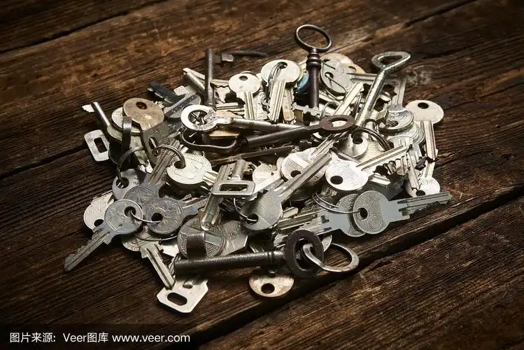 一堆钥匙放在一个垃圾木头背景上.