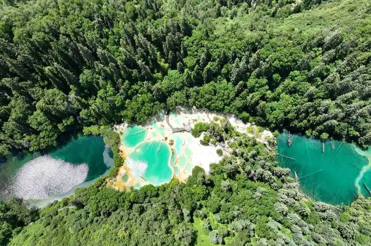 四川九寨沟县神仙池风景如画