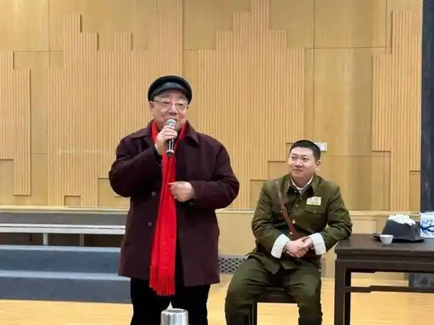 今年81岁的沪剧表演艺术家汪华忠此次已是第三次坐镇排练现场,他表示