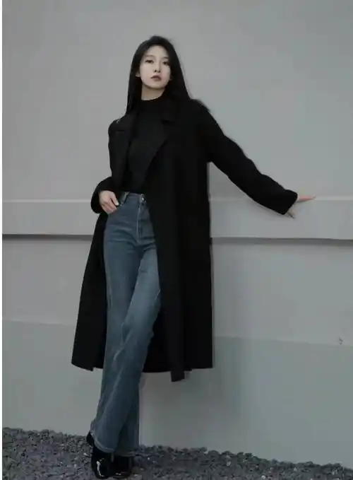黑色毛衣搭配蓝色紧身牛仔裤,套一件黑色羽绒服搭配长靴,保暖显腿长.