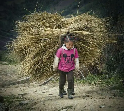 心酸,我们穷人家的孩子早当家