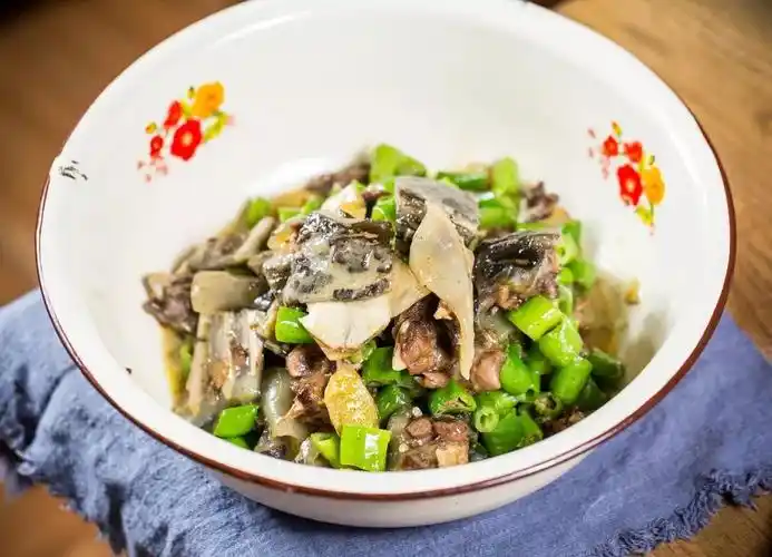 青椒焖水鱼甲鱼肉已煨至酥烂,轻抿即可骨肉分离,足足有一大碗肉,可见