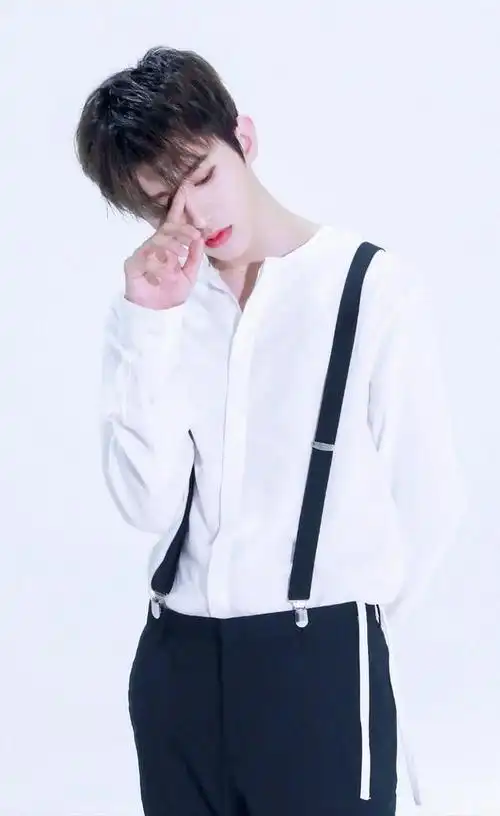 蔡徐坤爱的,背带裤和篮球