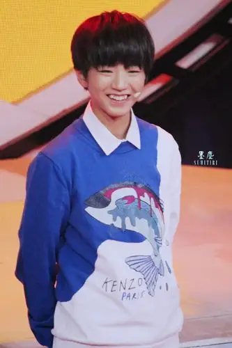 tfboys王俊凯 2014.8.28 年代秀.cr:logo