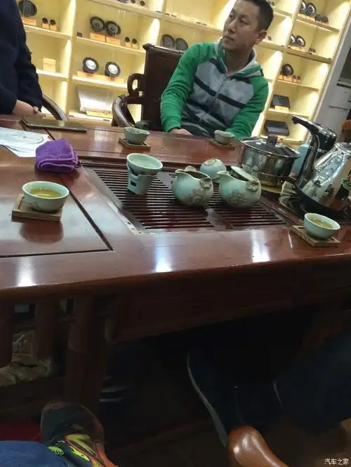 店内生意太好,喝茶吹水玩吓先