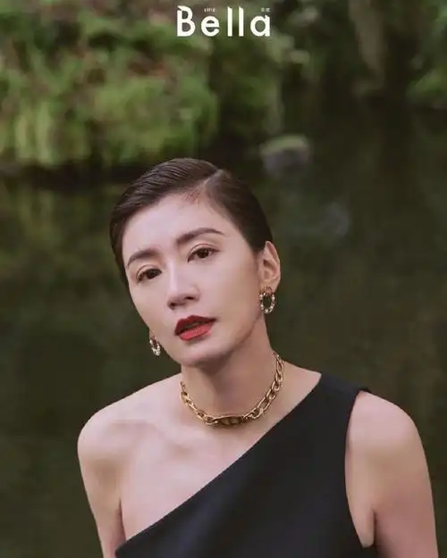 组图贾静雯复古氛围感大片释出着黑色西装搭配短发酷飒有型