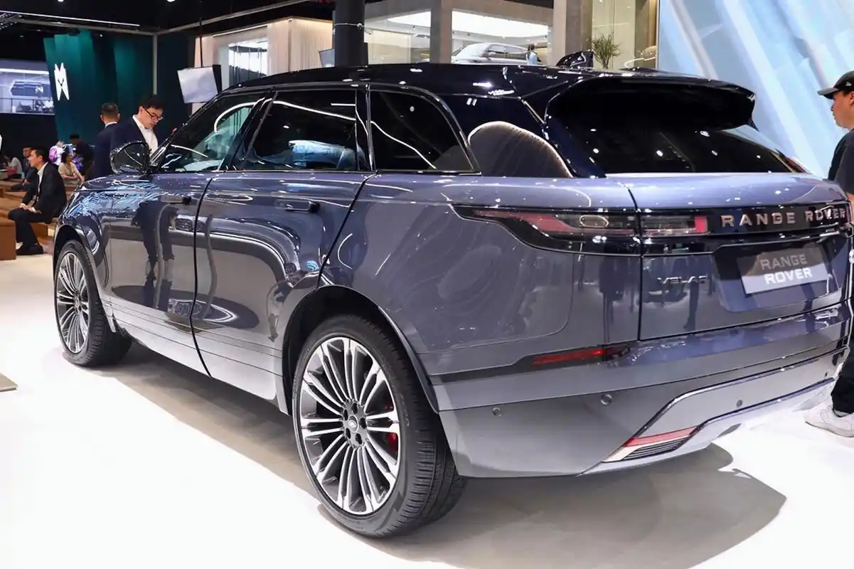 2024款全新路虎揽胜星脉,展台实拍图,大气饱满的的前脸,熏黑的前置